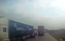 Nóng vội sang đường, xe máy suýt đấu đầu xe tải