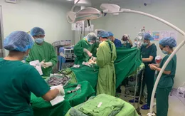 Cứu bệnh nhân bị dao đâm thấu tim, ngừng tim trên bàn mổ