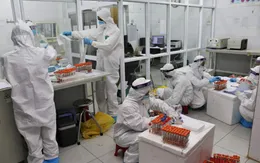 Trắng đêm xét nghiệm mẫu SARS-CoV-2 tại tâm dịch Hải Dương