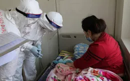 Bé sơ sinh và bé trai 9 tháng tuổi mắc COVID-19 có bệnh kèm theo