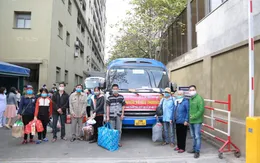 Ấm áp những chuyến xe đưa người bệnh về quê ăn Tết