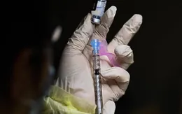 FDA và CDC Mỹ khuyến cáo tạm ngưng sử dụng vaccine COVID-19 của Johnson & Johnson