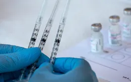 Giấu thông tin để được tiêm 3 liều vaccine COVID-19