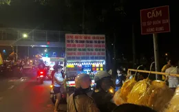 Hàng rong "bủa vây" lòng, lề đường