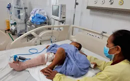Cứu bé trai gần 3 tuổi bị lóc da đùi, lộ xương do tai nạn