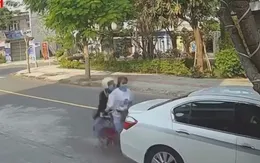 Quay đầu xe thiếu quan sát, 2 học sinh húc thẳng vào đuôi xe ô tô