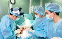 Bỏ gần 50 triệu nâng ngực tại spa, một phụ nữ gặp biến chứng vì gạc y tế bỏ quên trong ngực
