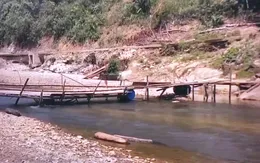 Nhọc nhằn vượt sông bằng cầu tạm