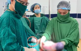Bất ngờ với hình ảnh em bé sinh ra còn nguyên trong bọc ối đang vận động