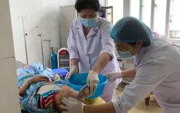 Học theo clip trên mạng, bé trai tự mua cồn về đốt gây bỏng vùng mặt
