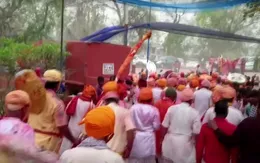 Người dân Ấn Độ đổ xô tham dự lễ hội Holi bất chấp nguy cơ lây lan dịch bệnh