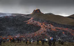 Người dân Iceland đổ xô đi xem núi lửa phun trào sau gần 800 năm