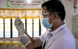 Philippines điều tra 9 thị trưởng ‘chen ngang’ tiêm vaccine