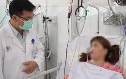 Người phụ nữ nguy kịch do bị rắn hổ mang chúa cắn vào lưng