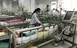 Chủ quan sau tai nạn đá bóng, bé trai nhập viện nguy kịch