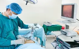 Chán ăn, đau vùng thượng vị, nhập viện phát hiện nang gan kích thước lớn dọa vỡ