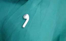 Gắp tai nghe điện thoại trong ổ bụng của trẻ tự kỷ