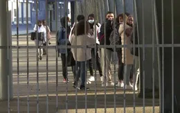 Dịch COVID-19 lây lan mạnh ở ngoại ô Paris