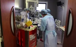 Số ca mắc COVID-19 tăng cao, các bệnh viện Pháp phải lựa chọn bệnh nhân để điều trị