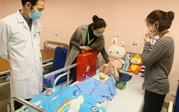 Bé gái rơi từ tầng 13 chung cư xuất viện