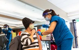 Bang California của Mỹ dành 40% lô vaccine sắp tới cho những người nghèo