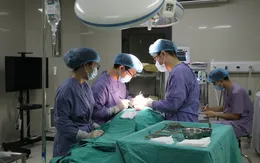 Phẫu thuật khối u tuyến giáp lớn hơn mức bình thường cho bệnh nhân 71 tuổi