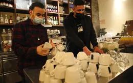 Israel mở lại nhà hàng, quán bar cho những người có "hộ chiếu xanh"