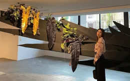 Ấn tượng với triển lãm hoa trên khối bê tông, ống dẫn gas, sàn runway