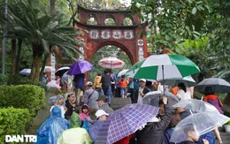 Hơn 30.000 người đội mưa ‘chen chân’ đổ về Đền Hùng trong 2 ngày cuối tuần