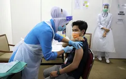 Hàng trăm nhân viên y tế Malaysia mắc COVID-19 sau khi tiêm vaccine