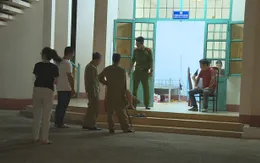 Giành cầm lái xe taxi không được, "ma men" vây đánh tài xế