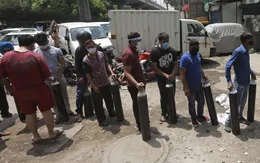 Hiện thực tàn khốc tại Ấn Độ: Xếp hàng để được... thở