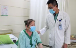 Bơm xi măng sinh học vào đốt sống giúp bệnh nhân thoát cảnh ngồi xe lăn