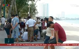 Lơ là đeo khẩu trang ở bãi biển đông người