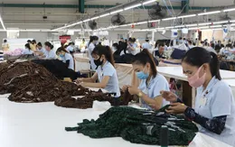 Người lao động "thấm đòn" COVID-19