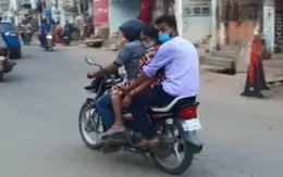 Ấn Độ: Chở thi thể người nhà tử vong do COVID-19 đến lò hoả táng bằng xe máy