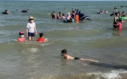 Hình ảnh khác lạ tại bãi biển Sầm Sơn trong ngày đầu nghỉ lễ