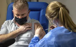 Italy triển khai tiêm vaccine ngừa COVID-19 tại các hiệu thuốc