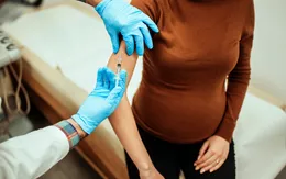 Trung Quốc khuyến nghị phụ nữ không cần lùi kế hoạch sinh nở sau khi tiêm vaccine COVID-19