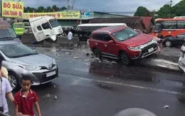 Hai cuộn thép nặng gần chục tấn rơi xuống đường, nhiều người thoát nạn