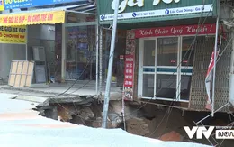 Hà Nội: Miệng "hố tử thần" ngày càng lan rộng, sơ tán khẩn cấp 12 hộ dân