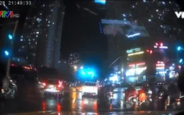 Ô tô và xe máy va chạm với nhau do vượt đèn đỏ