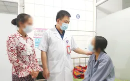 Ngã khi trèo hái xoài, bé gái bị cọc tre đâm rách tầng sinh môn