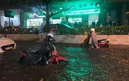 Hà Nội: Nhiều phố ngập nặng vì mưa lớn, người dân chật vật trên đường