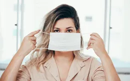 COVID-19: Tại sao nên đeo khẩu trang ngay cả khi ở nhà?
