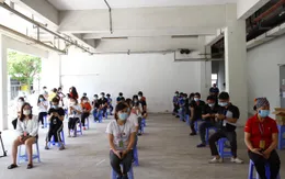 Tiêm vaccine COVID-19 cho 300 công nhân khu công nghiệp Đình Trám, Bắc Giang