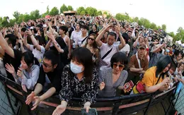 Hàng nghìn người không đeo khẩu trang tham dự nhạc hội ở Vũ Hán