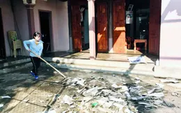 Hàng trăm nhà dân bị tốc mái do lốc