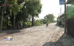 Dân khổ vì đường xuống cấp