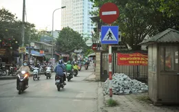 Biển cấm “vô hình”, hàng trăm phương tiện vi phạm giờ cao điểm